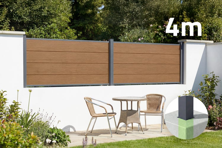 WPC Sichtschutzzaun in Holzoptik mit Aluminiumrahmen, 4 Meter breit, montiert auf einer weißen Mauer mit Sitzgruppe davor.