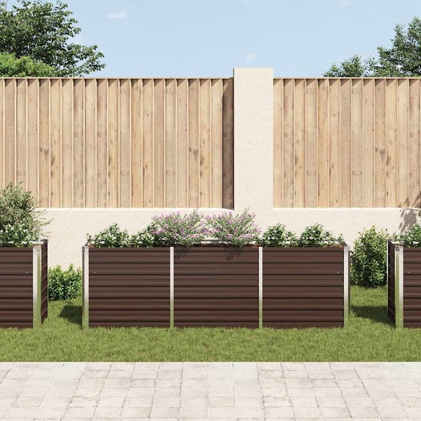 Modernes Hochbeet mit dunkelbraunen Paneelen und Metallpfosten, bepflanzt mit Blumen vor einem Holzzaun im Garten.