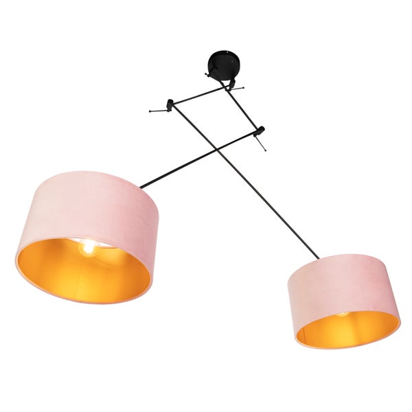Zweiflammige Deckenleuchte mit schwarzem Metallgestell, rosa Samtschirmen und goldener Innenseite.
