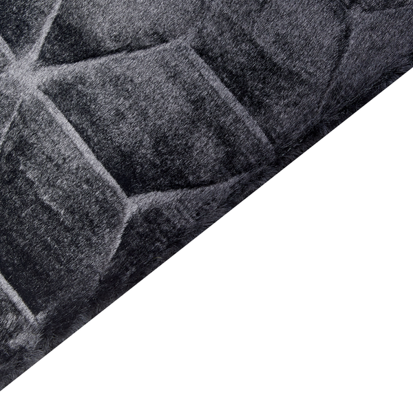 Detailansicht eines Webteppichs mit geometrischem Muster aus weichem Flor