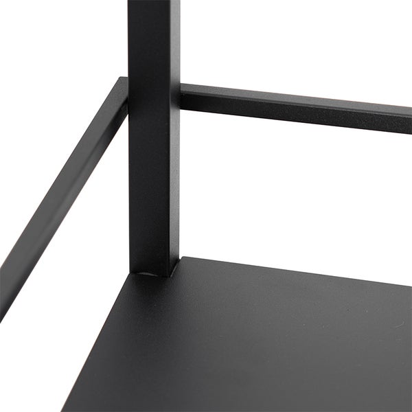 Detailansicht eines schwarzen Metallregals, das die Konstruktion und das Material zeigt.