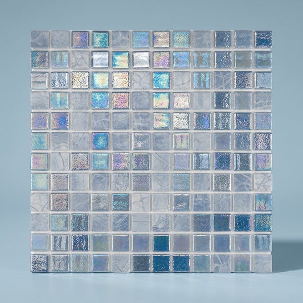 Quadratische Mosaikfliesen in Blau mit schimmernder Oberfläche auf Netz für den Innenbereich
