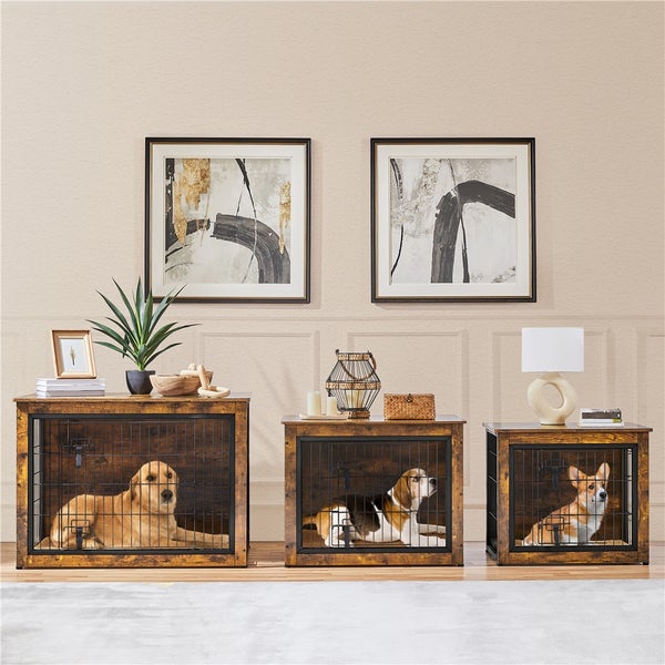 Szene mit drei Hundeboxen aus Holz mit Metallgittertüren, die als Beistelltische in einem Wohnzimmer dienen und jeweils einen Hund beherbergen