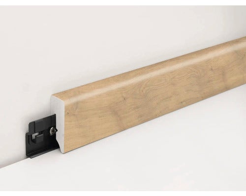 Sockelleiste aus Holz mit Clip zur Befestigung an der Wand