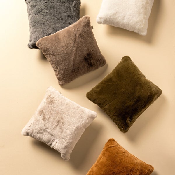 Verschiedenfarbige, quadratische Fellkissen