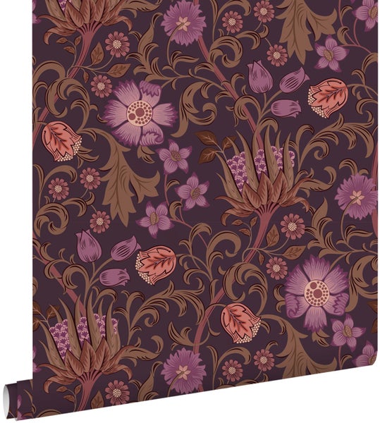 Vliestapete mit floralem Muster in Violett, Rosa und Braun, kunstvolle Blumen und Blattranken im Vintage-Stil.
