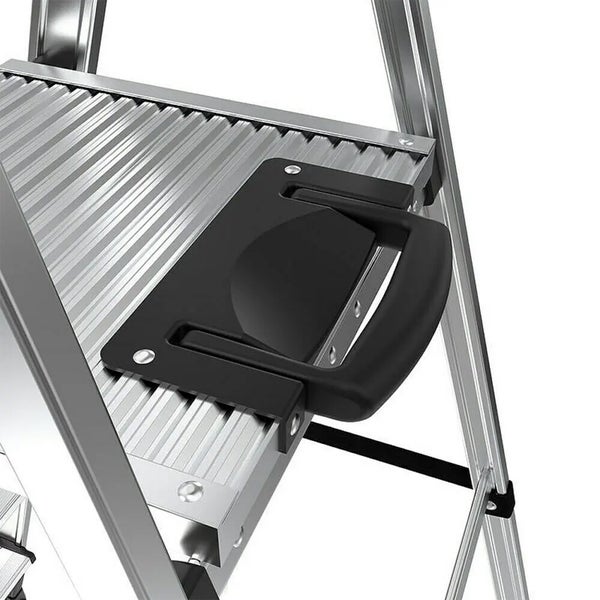 Detailansicht einer Trittleiter aus Aluminium mit einer praktischen Tragegriff-Einheit an der Standplattform.