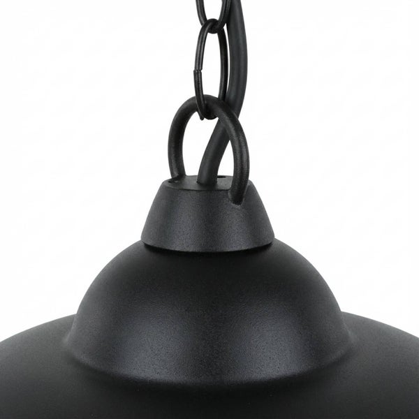 Detail einer schwarzen Hängelampe mit Kette
