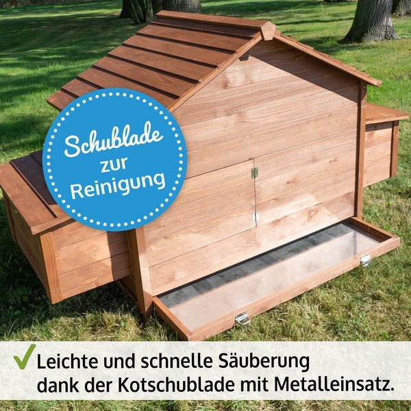 Hühnerstall aus Holz mit ausziehbarer Reinigungsschublade und Metalleinsatz auf einer Wiese.