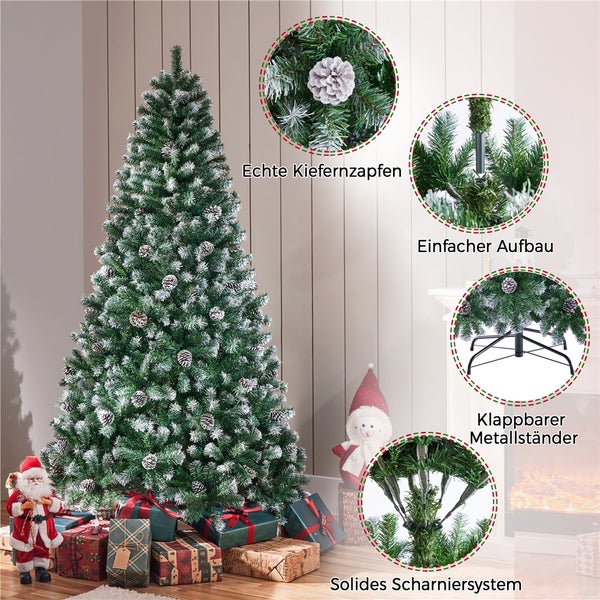 Geschmückter künstlicher Weihnachtsbaum mit Geschenken und Dekoration