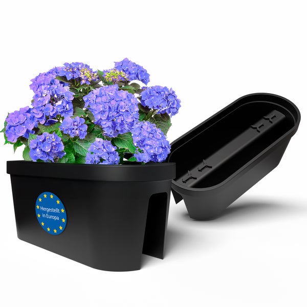 Schwarzer Balkonkasten mit blauer Hortensie und dem Siegel Hergestellt in Europa