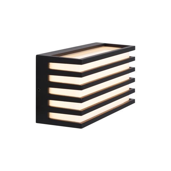 Schwarze Außenwandleuchte in Rechteckform mit horizontalen Lamellen und warmweißem Licht.