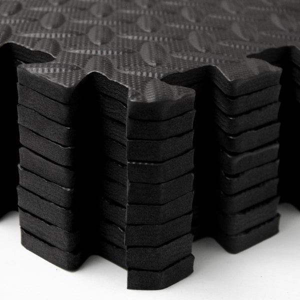 Stapel aus schwarzen Schaumstoff Puzzlematten mit Riffelblech Struktur zur Bodenauslegung
