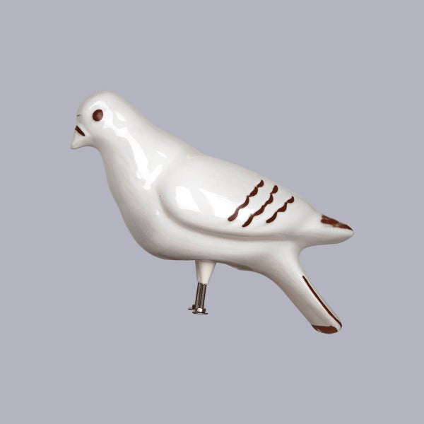 Dachschmuck Taube aus glasierter Keramik in Weiß mit braunen Akzenten und einer Befestigungsschraube.