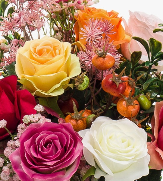 Künstlicher Blumenstrauß mit Rosen in Gelb, Rosa, Weiß, Rot und Orange sowie Beeren und kleinen Akzentblumen.