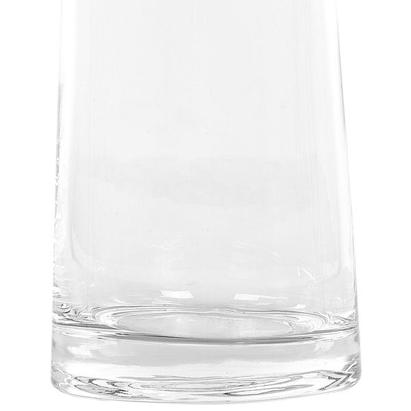 Nahaufnahme eines transparenten Trinkglases mit dickem Boden.