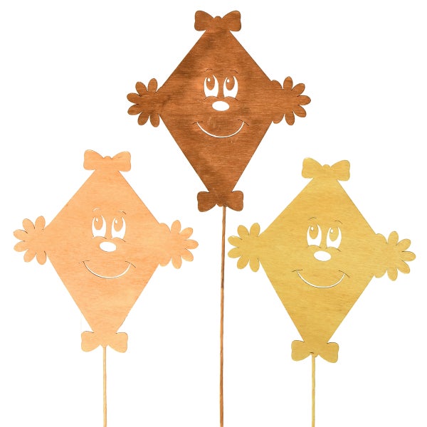 Drei hölzerne Gartendekorationen in Rautenform mit Gesicht