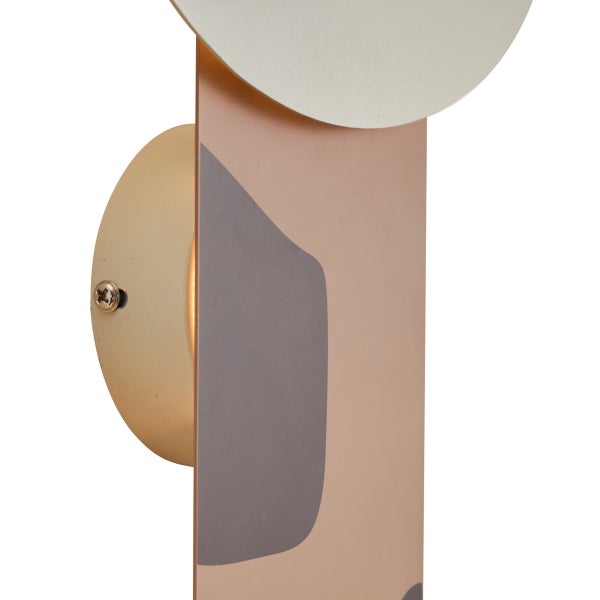 Wandleuchte mit geometrischen Metallelementen und warmem Licht, Detailansicht der Halterung und dekorativen Paneele.