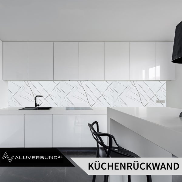 Helle Küche mit weißer Küchenrückwand in Marmoroptik