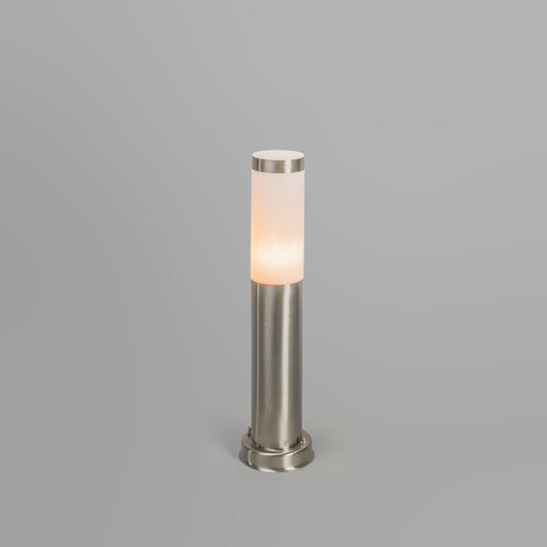 Zylindrische Außenstehleuchte aus Edelstahl mit weißem Diffusor.