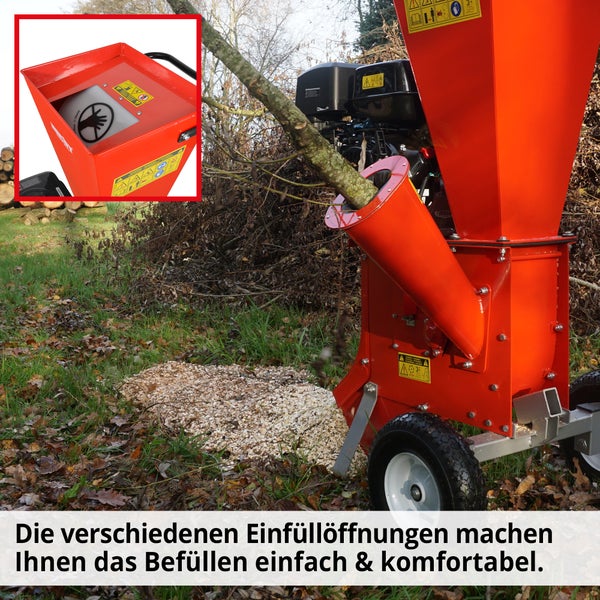 Holzhäcksler im Einsatz mit verschiedenen Einfüllöffnungen für komfortables Befüllen
