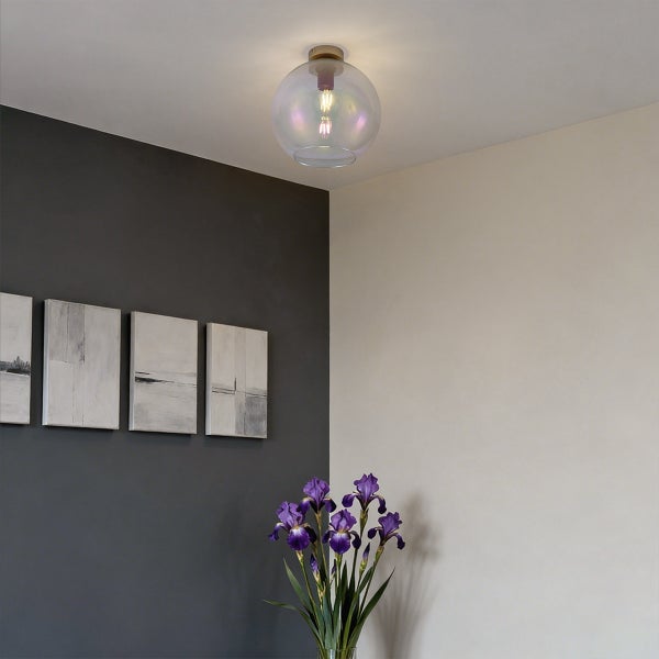 Deckenleuchte mit transparentem Glasschirm und blauen Blumen im Raum