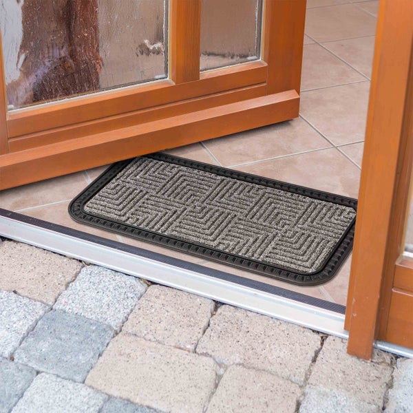 Fußmatte mit geometrischem Muster vor einer offenen Tür