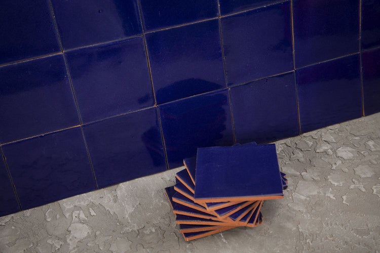 Quadratische Wandfliesen aus Keramik