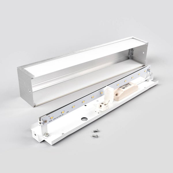 Geöffnete LED-Wandleuchte mit silbernem Gehäuse, weißem LED-Modul, Treiber und Befestigungsschrauben.