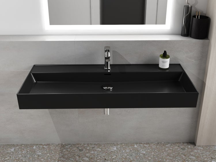 Modernes Badezimmer mit schwarzem Waschtisch, Armatur und beleuchtetem Spiegel