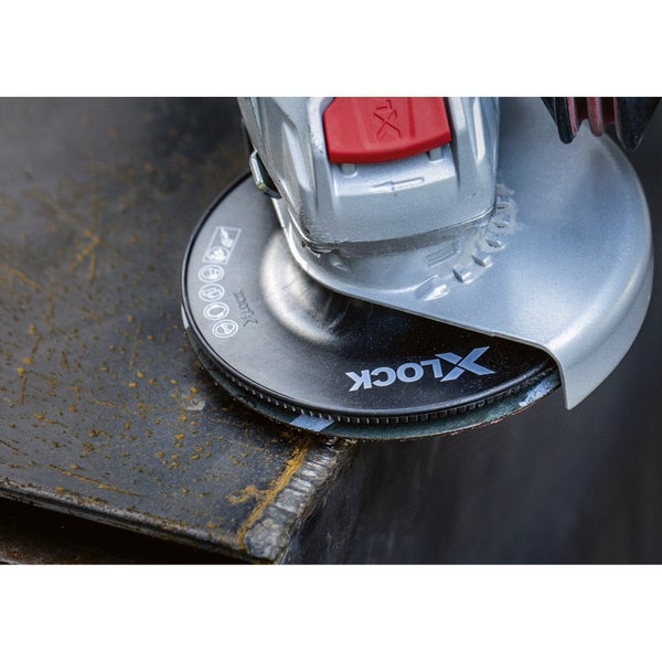 Winkelschleifer mit X-Lock Schleifscheibe beim Schleifen von Metall