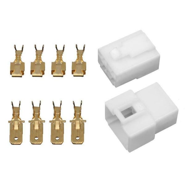 Set mit zwei Steckgehäusen und acht Flachsteckhülsen für elektrische Verbindungen.