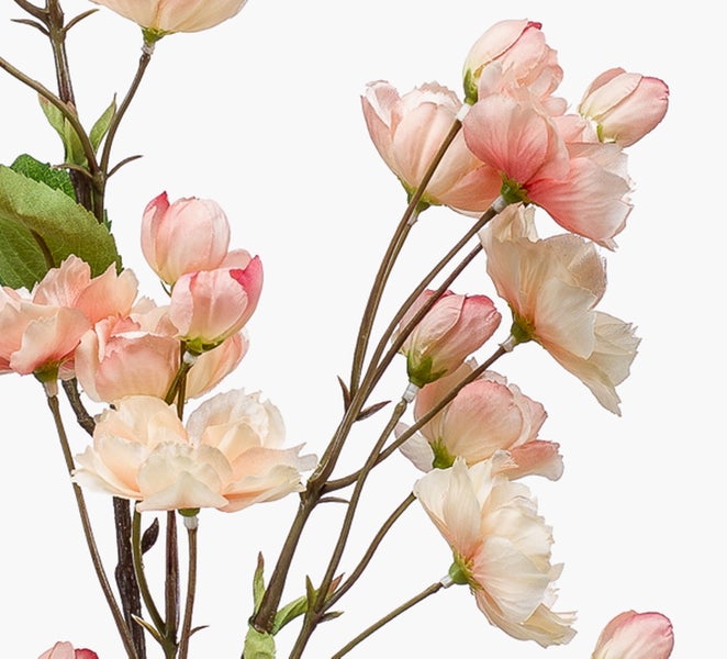 Künstlicher Blütenzweig mit detaillierten pfirsichfarbenen und cremefarbenen Blüten an braunen Stielen.