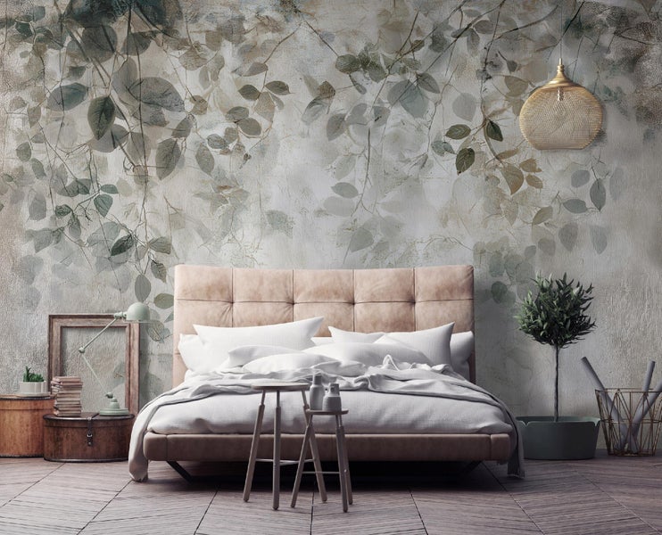 Schlafzimmer mit Bett, Nachttisch und Blättertapete