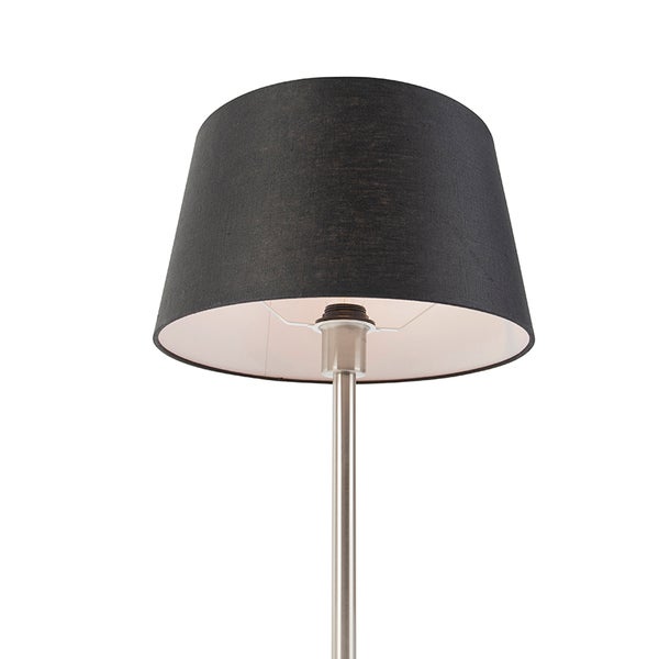 Moderne Lampe mit schwarzem Stoffschirm und silberfarbenem Metallstab.