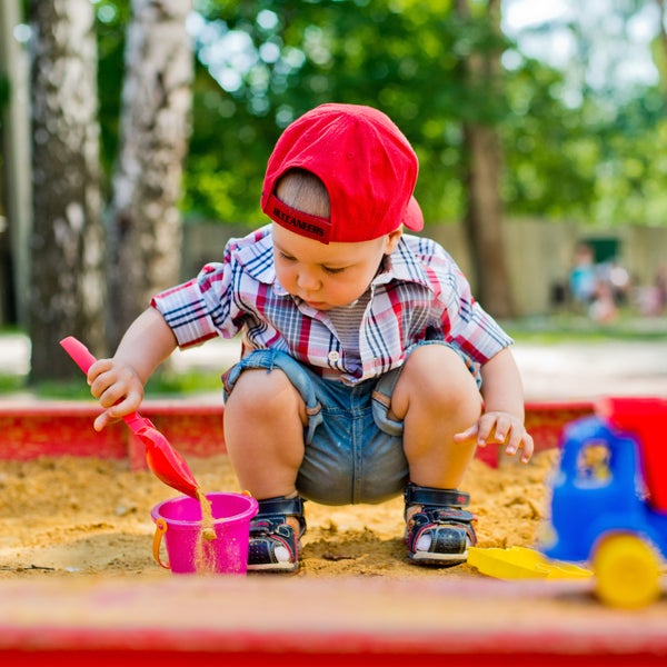 GardenGloss® 4m² Unkrautvlies für Sandkasten 150g/m² Extra Stark (2m x 2m) - Sandkastenvlies Extrem Reissfest und Wasserdurchlässig - Gartenvlies für den Kinder Sandkasten