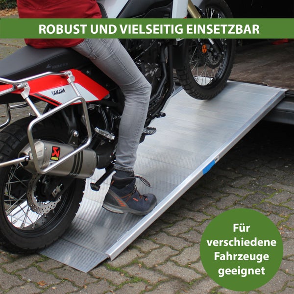 Motorrad auf einer Aluminium Auffahrrampe für Fahrzeuge.