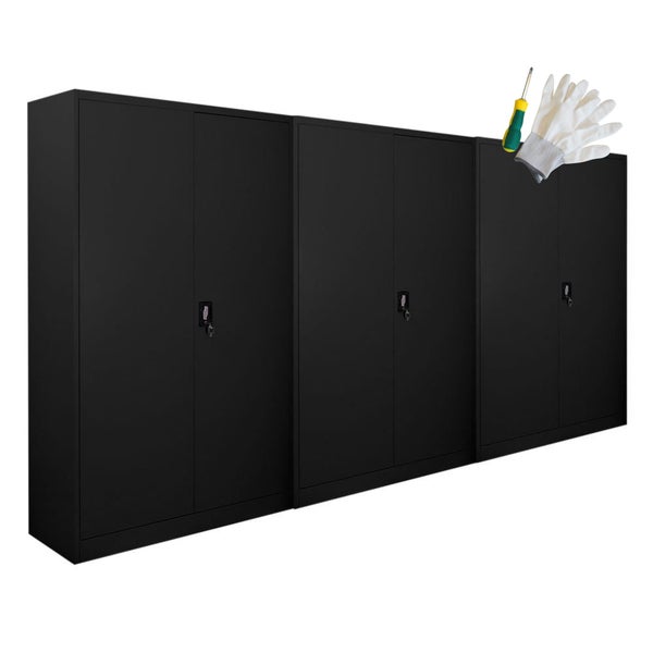 Drei Metallschränke mit Flügeltüren und Schlössern, inklusive Schraubendreher und Arbeitshandschuhen.