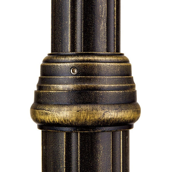 Detailansicht eines kannelierten Metall-Leuchtenmasts mit dekorativem Verbindungsstück und Befestigungsschraube, Antik-Optik.