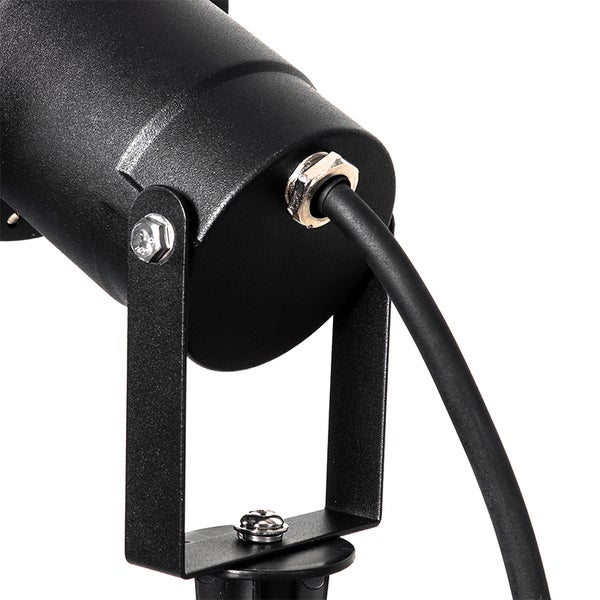 Nahaufnahme der Rückseite eines schwarzen Außenstrahlers mit Montagebügel und Kabeldurchführung.