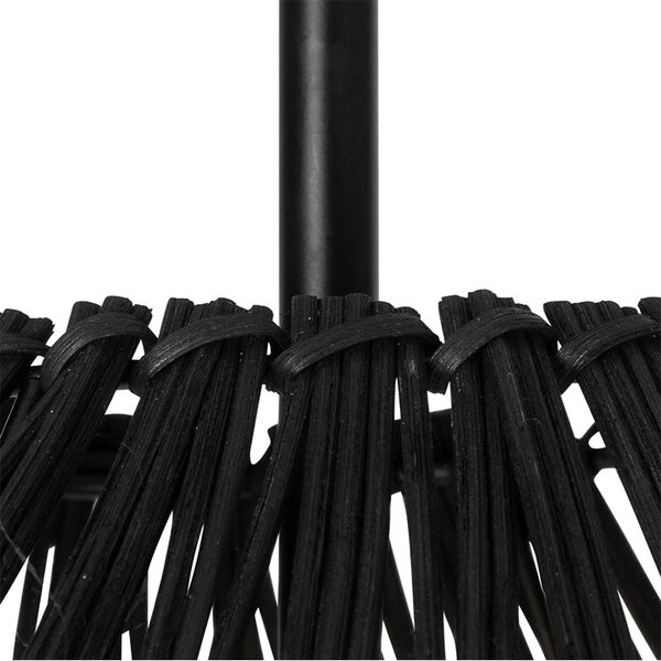 Detailaufnahme einer Pendelleuchte aus Rattan