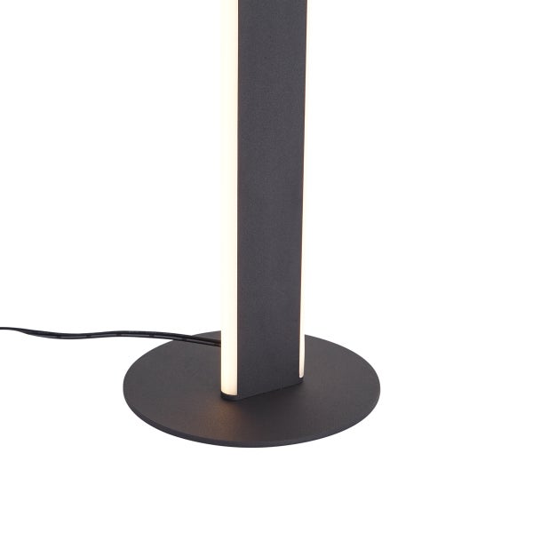 Basis einer modernen dunkelgrauen Stehleuchte mit rundem Standfuß und rechteckigem Leuchtelement mit seitlichen Lichtstreifen.