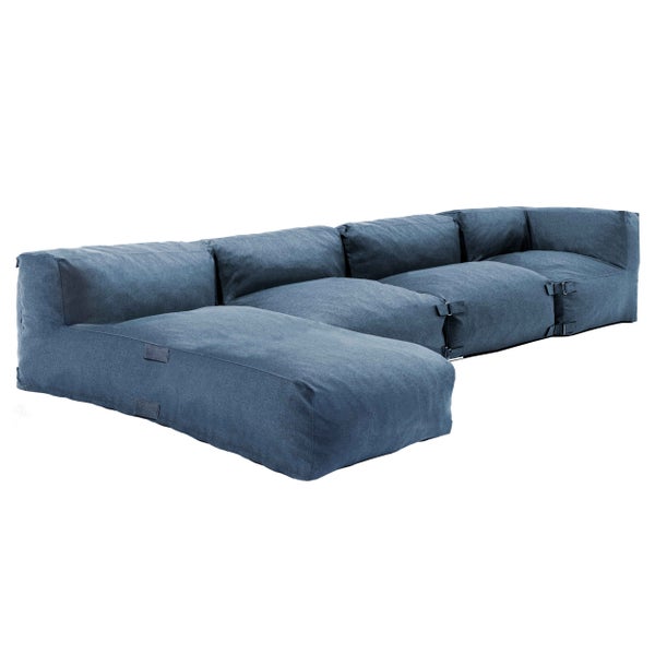 Modulares Lounge-Sofa in Blau für den Außenbereich, bestehend aus mehreren gepolsterten Elementen mit Stoffbezug.