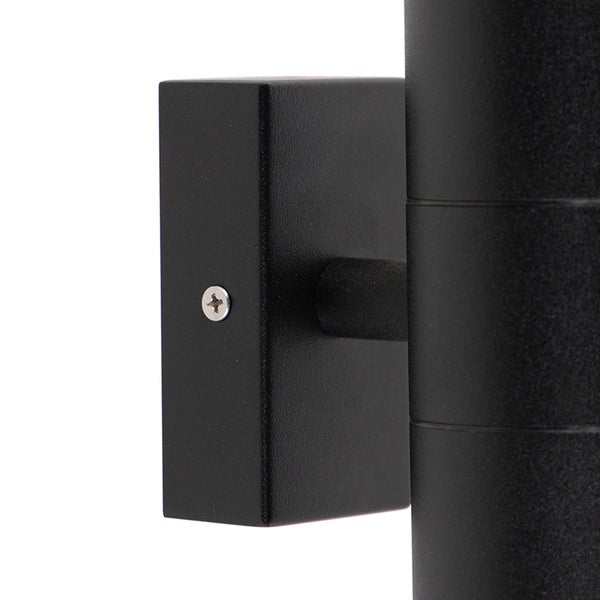 Detailansicht der Wandhalterung einer schwarzen Außenleuchte aus Metall mit Befestigungsschraube.