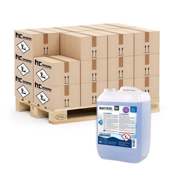 Palette mit gestapelten Kartons und einem Kanister Pool-Überwinterungsmittel