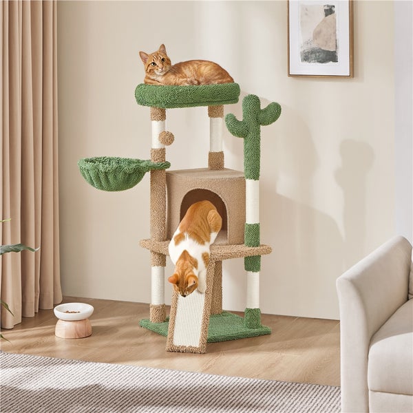 Katzenkratzbaum mit mehreren Ebenen, Katzenhaus und Sisalstämmen, mit zwei Katzen