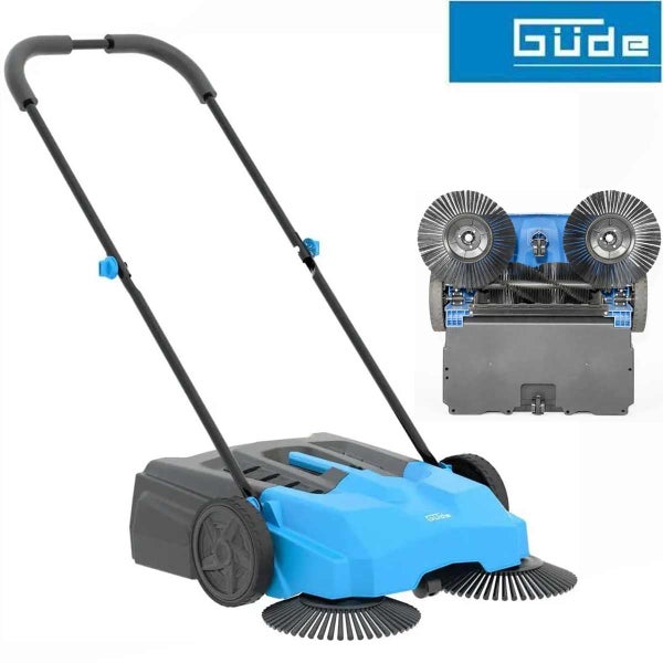 Güde Logo. Blau-graue Güde Handkehrmaschine mit zwei rotierenden Seitenbesen, langem Schubbügel und großem Schmutzbehälter für Außenflächen.