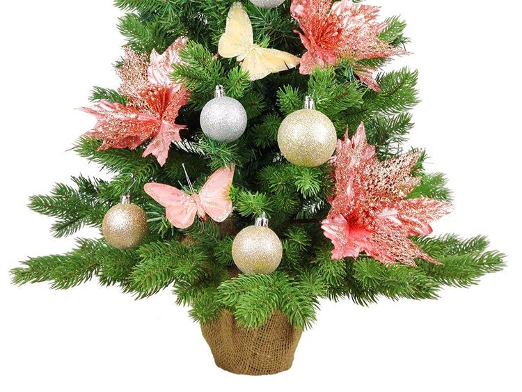 Künstlicher Weihnachtsbaum im Jutesack geschmückt mit Kugeln Blumen und Schmetterlingen.