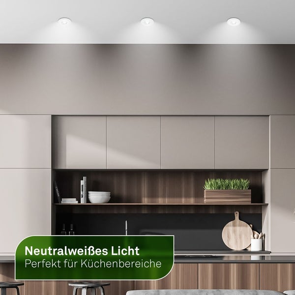 Drei Deckeneinbaustrahler in einer modernen Küche mit neutralweißem Licht