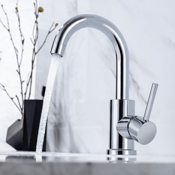 Moderne Einhebel Waschtischarmatur aus Metall mit fließendem Wasser vor einem Waschbecken.